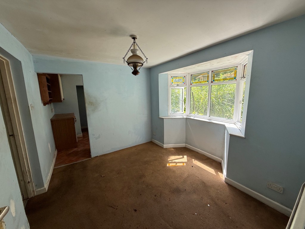 Lot: 86 - END-TERRACE COTTAGE FOR IMPROVEMENT - Dining room with bay window